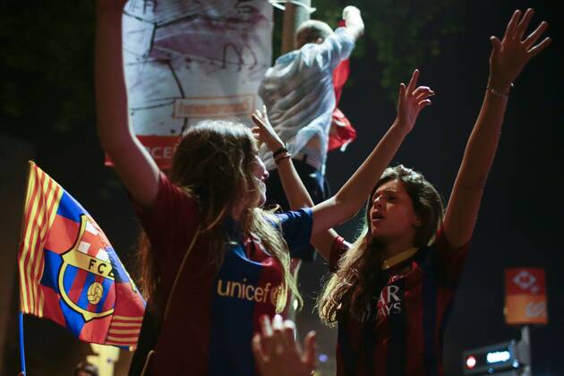 FC Barcelona Barca fans celebrate its winning the championship of the 2014-2015 UEFA Champions League, at the Canaletes fountain in Barcelona, Spain, June 6, 2015. FC Barcelona defeated Juventus of Italy 3-1 in the final in Berlin, Germany, on Saturday. ) (SP)SPAIN-BARCELONA-SOCCER-EURO CHAMPIONS LEAGUE-FANS PauxBarrena 