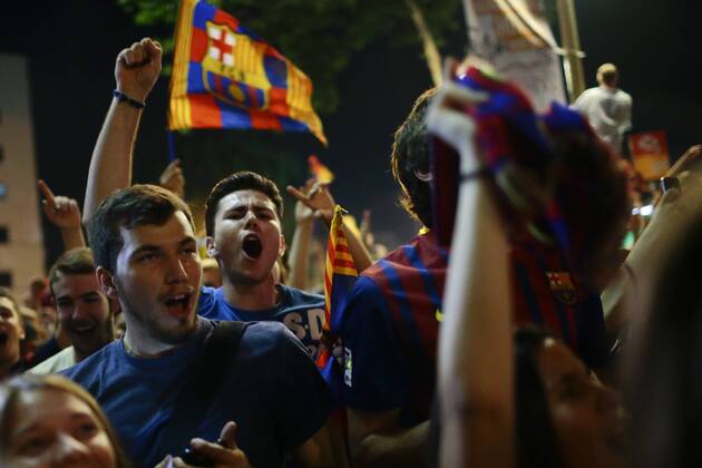 FC Barcelona Barca fans celebrate its winning the championship of the 2014-2015 UEFA Champions League, at the Canaletes fountain in Barcelona, Spain, June 6, 2015. FC Barcelona defeated Juventus of Italy 3-1 in the final in Berlin, Germany, on Saturday. ) (SP)SPAIN-BARCELONA-SOCCER-EURO CHAMPIONS LEAGUE-FANS PauxBarrena 