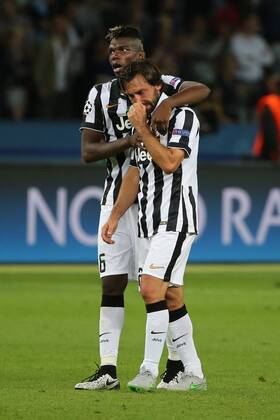 Paul Pogba (Juventus Turin 6) troestet Andrea Pirlo (Juventus Turin 21) waehrend des Champions League Finales zwischen Juventus Turin und dem FC Barcelona Barca am 06.06.2015 im Berliner Olympia Stadion ( Copyright: Schuelerx xEibnerx-xPressefoto