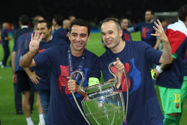 Andres Iniesta FC Barcelona Barca 8) und Xavi (FC Barcelona 6) feiert mit dem Pokal nach dem Gewinn des Spiels waehrend des Champions League Finales zwischen Juventus Turin und dem FC Barcelona am 06.06.2015 im Berliner Olympia Stadion ( Copyright: Schueler Eibner-Pressefoto EP_JSE