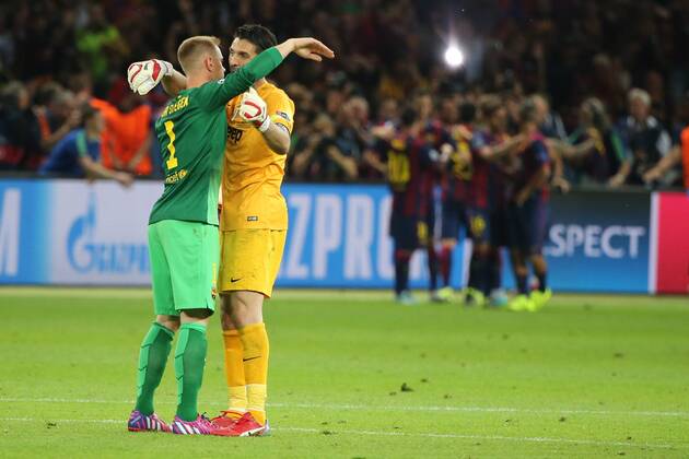 Torwart Gianluigi Buffon (Juventus Turin 1) gratuliert Torwart Marc-Andre ter Stegen FC Barcelona Barca 1) nach dem Gewinn waehrend des Champions League Finales zwischen Juventus Turin und dem FC Barcelona am 06.06.2015 im Berliner Olympia Stadion ( Copyright: Schueler Eibner-Pressefoto EP_JSE