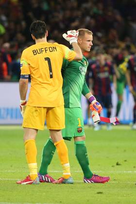 Torwart Gianluigi Buffon (Juventus Turin 1) gratuliert Torwart Marc-Andre ter Stegen FC Barcelona Barca 1) nach dem Gewinn waehrend des Champions League Finales zwischen Juventus Turin und dem FC Barcelona am 06.06.2015 im Berliner Olympia Stadion ( Copyright: Schueler Eibner-Pressefoto EP_JSE