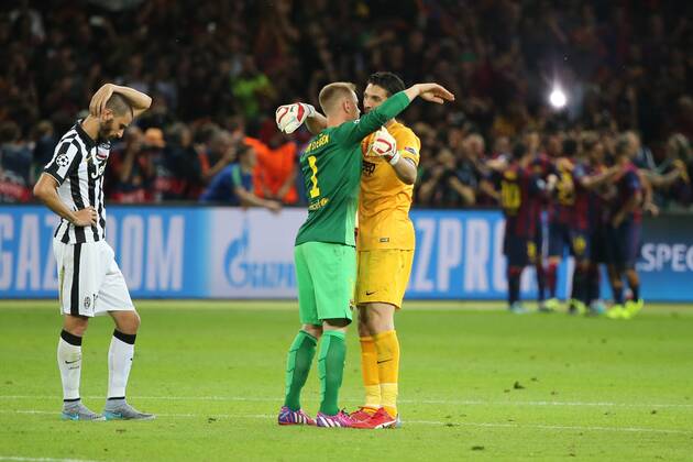 Torwart Gianluigi Buffon (Juventus Turin 1) gratuliert Torwart Marc-Andre ter Stegen FC Barcelona Barca 1) nach dem Gewinn waehrend des Champions League Finales zwischen Juventus Turin und dem FC Barcelona am 06.06.2015 im Berliner Olympia Stadion ( Copyright: Schueler Eibner-Pressefoto EP_JSE