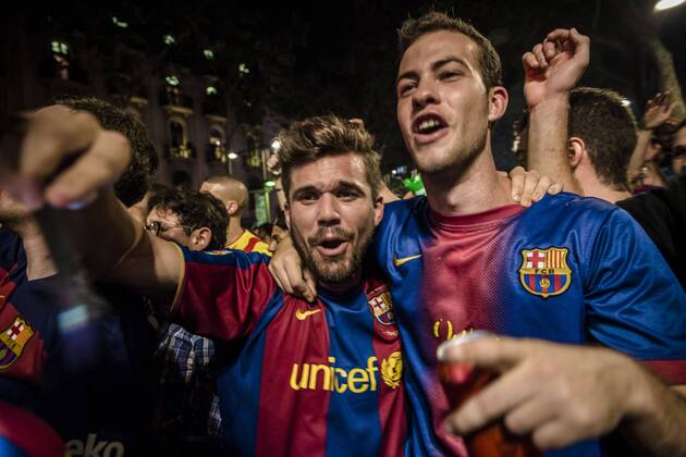 June 6, 2015 - Barcelona, Catalonia, Spain - Cules sing about being champions at the Canaletas fountain celebrating the fifth Champions League win of the FC Barcelona Barca Cules celebrate as Barcelona wins fifth Champions League title - ZUMAo105