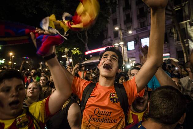 June 6, 2015 - Barcelona, Catalonia, Spain - Cules sing about being champions at the Canaletas fountain celebrating the fifth Champions League win of the FC Barcelona Barca Cules celebrate as Barcelona wins fifth Champions League title - ZUMAo105