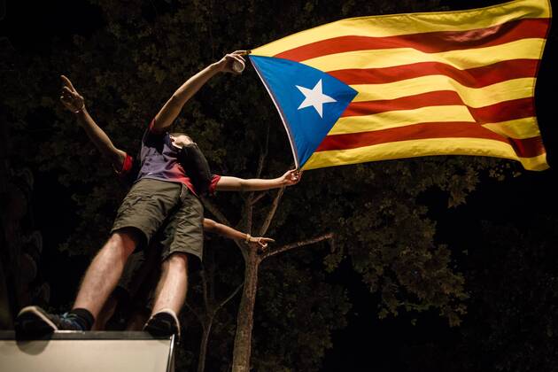 June 6, 2015 - Barcelona, Catalonia, Spain - Fans of the FC Barcelona Barca with a waving Estelada flag celebrate the fifth Champions League win at the Canaletas fountain after the FC Barcelona beats Juventus Turin 3:1. Cules celebrate as Barcelona wins fifth Champions League title - ZUMAo105