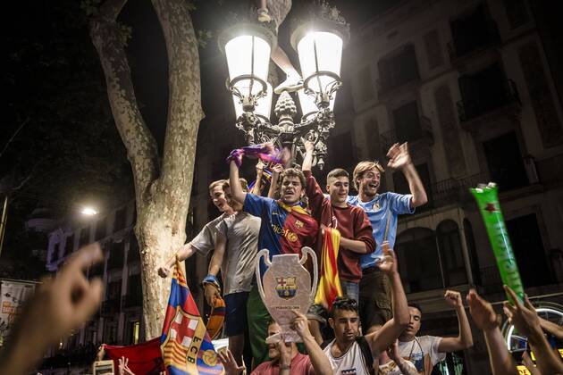 June 6, 2015 - Barcelona, Catalonia, Spain - Cules sing about being champions at the Canaletas fountain celebrating the fifth Champions League win of the FC Barcelona Barca after beating Juventus Turin 3:1 in the Final. Cules celebrate as Barcelona wins fifth Champions League title - ZUMAo105