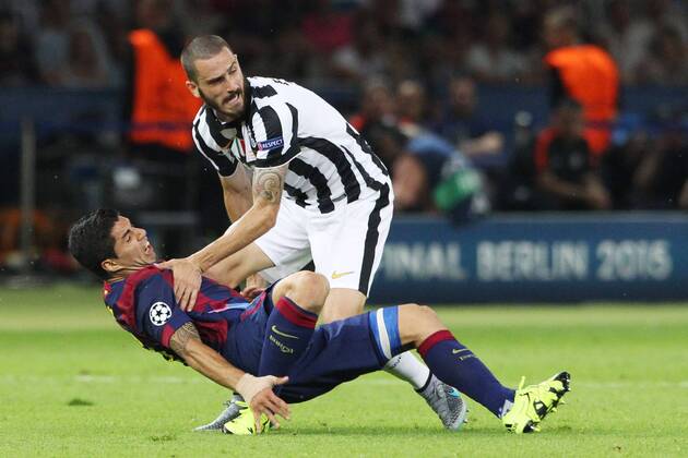 SOCCER - CL, Barcelona vs Juventus BERLIN,GERMANY,06.JUN.15 - SOCCER - UEFA Champions League Final, FC Barcelona Barca vs Juventus Turin. Image shows Leonardo Bonucci (Juventus) and Luis Suarez (Barcelona). GEPAxpictures xMathiasxMandl