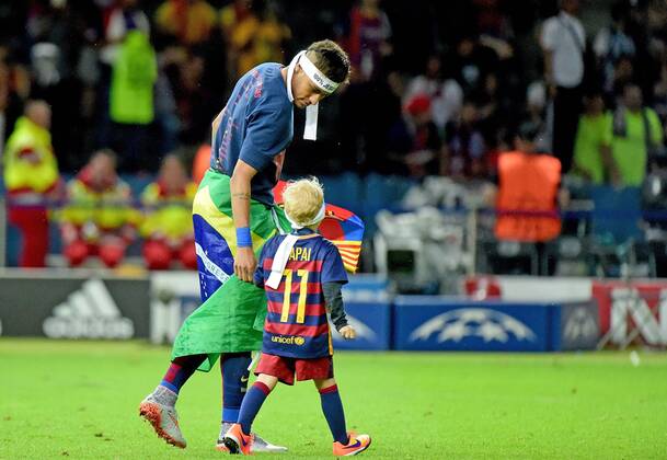 06.06.2015, xjhx, Fussball Champions League, Juventus Turin - FC Barcelona Barca v.l. Neymar (FC Barcelona) mit seinem Sohn