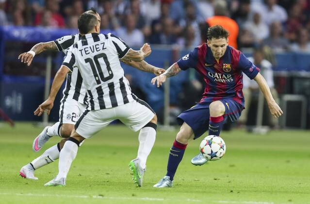 Carlos TEVEZ, JUVE 10 Zweikampf , Aktion um den Ball gegen Lionel MESSI, Barca 10 Foul, unsportlich, Regelverstoss, gefoult, schweres, Vergehen, unfair, FC Barcelona Barca - JUVENTUS TURIN (3 -1 ) Fussball UEFA Champions League, Finale, im Olympiastadion Berlin, Deutschland am 06.06.2016 CL Saison 2014 2015