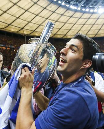 Luis SUAREZ, Barca 9 Jubel mit Champions League Pokal, Trophaee, Pott FC Barcelona Barca - JUVENTUS TURIN (3 -1 ) Fussball UEFA Champions League, Finale, im Olympiastadion Berlin, Deutschland am 06.06.2016 CL Saison 2014 2015