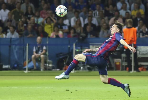 Lionel MESSI, Barca 10 Einzelaktion mit Ball, Ganzfigur, Freisteller, Einzelbild, Hochformat, Aktion, Ganzkörper, Einzelaufnahmen, Action Ballannahme, Ballbehandlung FC Barcelona Barca - JUVENTUS TURIN (3 -1 ) Fussball UEFA Champions League, Finale, im Olympiastadion Berlin, Deutschland am 06.06.2016 CL Saison 2014 2015