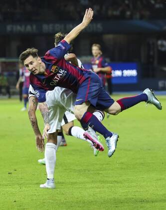 Lionel MESSI, Barca 10 Zweikampf , Aktion um den Ball gegen Andrea BARZAGLI, JUVE 15 FC Barcelona Barca - JUVENTUS TURIN (3 -1 ) Fussball UEFA Champions League, Finale, im Olympiastadion Berlin, Deutschland am 06.06.2016 CL Saison 2014 2015