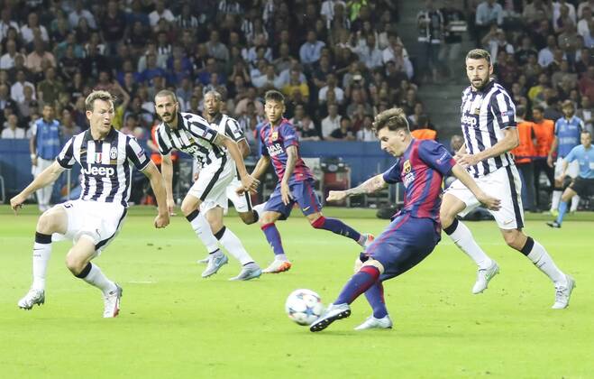 Lionel MESSI, Barca 10 flankt NEYMAR, Barca 11 gegen Stephan LICHTSTEINER, JUVE 26 Andrea BARZAGLI, JUVE 15 Leonardo BONUCCI, JUVE 19 FC Barcelona Barca - JUVENTUS TURIN (3 -1 ) Fussball UEFA Champions League, Finale, im Olympiastadion Berlin, Deutschland am 06.06.2016 CL Saison 2014 2015
