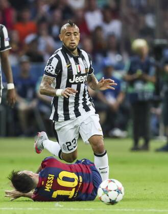 Arturo VIDAL, JUVE 23 Zweikampf , Aktion um den Ball gegen Lionel MESSI, Barca 10 Foul, unsportlich, Regelverstoss, gefoult, schweres, Vergehen, unfair, FC Barcelona Barca - JUVENTUS TURIN (3 -1 ) Fussball UEFA Champions League, Finale, im Olympiastadion Berlin, Deutschland am 06.06.2016 CL Saison 2014 2015