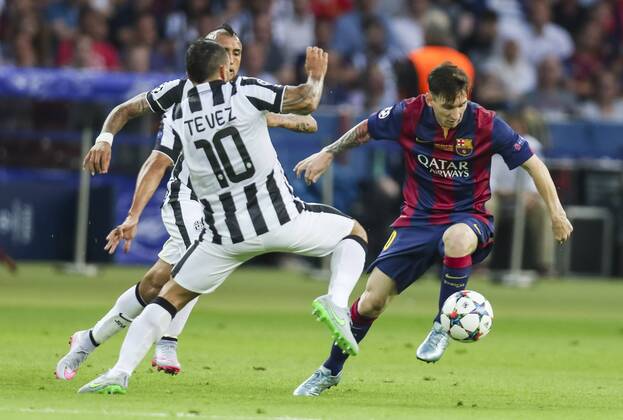 Carlos TEVEZ, JUVE 10 Zweikampf , Aktion um den Ball gegen Lionel MESSI, Barca 10 Foul, unsportlich, Regelverstoss, gefoult, schweres, Vergehen, unfair, FC Barcelona Barca - JUVENTUS TURIN (3 -1 ) Fussball UEFA Champions League, Finale, im Olympiastadion Berlin, Deutschland am 06.06.2016 CL Saison 2014 2015
