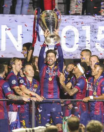 Siegerehrung mit Ivan RAKITIC, Barca 4 Lionel MESSI, Barca 10 NEYMAR, Barca 11 Marc-Andre TER STEGEN, Barca 1 Luis SUAREZ, Barca 9 Gerard PIQUE, Barca 3 Andres INIESTA, Barca 8 Luis ENRIQUE, Barca Trainer Champions League Pokal, Trophaee, Pott Dani ALVES, Barca 22 Jordi ALBA, Barca 18 FC Barcelona Barca - JUVENTUS TURIN (3 -1 ) Fussball UEFA Champions League, Finale, im Olympiastadion Berlin, Deutschland am 06.06.2016 CL Saison 2014 2015
