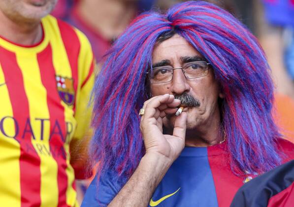 Fans, Fussballfans, supporters, spectators, Rauchen, raucht Zigarette, Verbot, Zuschauer, Jacke, Kutte, Weste, Fankurve FC Barcelona Barca - JUVENTUS TURIN (3 -1 ) Fussball UEFA Champions League, Finale, im Olympiastadion Berlin, Deutschland am 06.06.2016 CL Saison 2014 2015