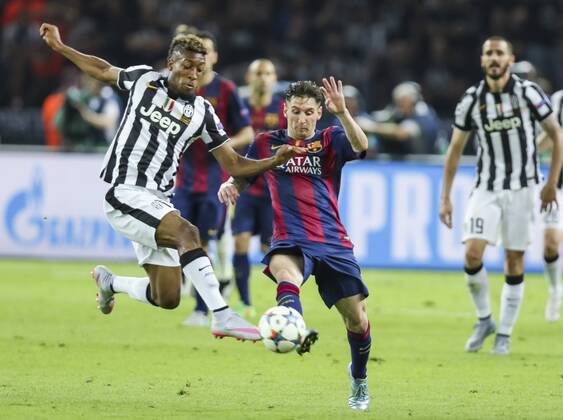 Lionel MESSI, Barca 10 Zweikampf , Aktion um den Ball gegen Paul POGBA, JUVE 6 FC Barcelona Barca - JUVENTUS TURIN (3 -1 ) Fussball UEFA Champions League, Finale, im Olympiastadion Berlin, Deutschland am 06.06.2016 CL Saison 2014 2015