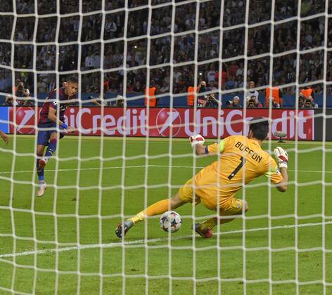 06.06.2015, Fussball Champions League Finale 2014 2015 im Oylmpiastadion Berlin, Juventus Turin - FC Barcelona Barca Torschuss zum 3:1 von Neymar (li, FC Barcelona). re: Torwart Gianluigi Buffon (Juventus Turin). 