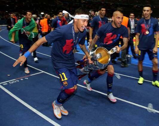 Berlin Fußball Champions League Finale Juventus Turin vs. FC Barcelona Barca v.l. Neymar und Dani Alves (Barcelona) feiern mit Pokal