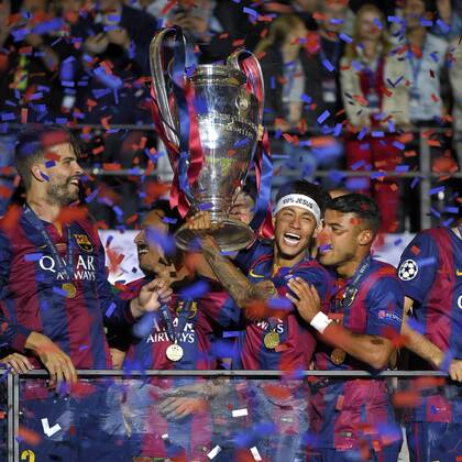 06.06.2015, Fussball Champions League Finale 2014 2015 im Oylmpiastadion Berlin, Juventus Turin - FC Barcelona Barca Championsleague-Sieger Barcelona feiert mit dem Pokal. mitte: Neymar (FC Barcelona), 
