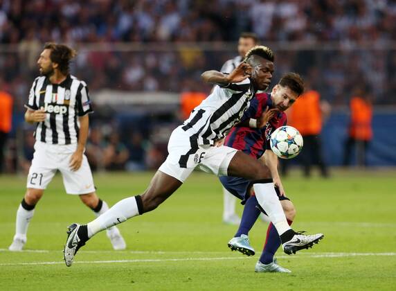 Paul Pogba, Lionel Andres Messi Aktion Spielszene Zweikampf Fußball Fussball UEFA Championsleague Finale Saison 2014 2015 06.06.2015 Juventus Turin Juve vs. FC Barcelona Barca Barca
