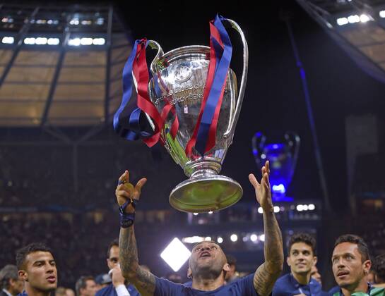 06.06.2015, Fussball Champions League Finale 2014 2015 im Oylmpiastadion Berlin, Juventus Turin - FC Barcelona Barca Championsleague-Sieger Barcelona feiert mit dem Pokal. Dani Alves (FC Barcelona) wirft den den Pokal in die Höhe. 