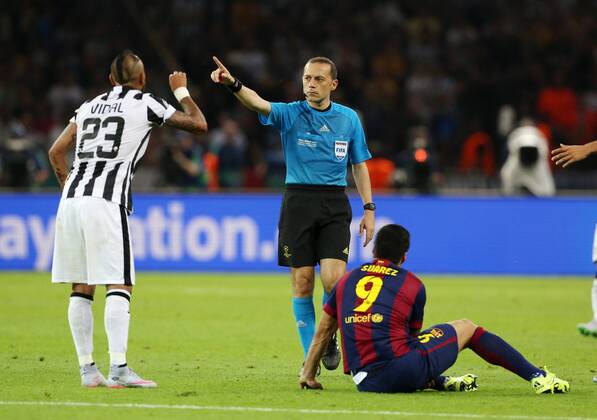 Arturo Vidal, Schiedsrichter Referee Cüneyt Cakir zeigend, Luis Alberto Suarez Diaz Fußball Fussball UEFA Championsleague Finale Saison 2014 2015 06.06.2015 Juventus Turin Juve vs. FC Barcelona Barca Barca