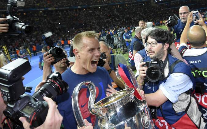 06.06.2015, Fussball Champions League Finale 2014 2015 im Oylmpiastadion Berlin, Juventus Turin - FC Barcelona Barca Championsleague-Sieger Barcelona feiert den Sieg. Torwart Marc-Andre ter Stegen (FC Barcelona) jubelt mit dem Pokal. 