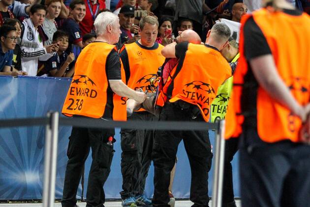 So geht man mit Fotografen um ! Ein Fotograf (Andreas Gebert, DPA) wird von Ordnern niedergerungen , Juventus Turin vs. FC Barcelona Barca Fussball, Champions League, Finale, 06.06.2015 Copyright: Kolbert xEibner-Pressefoto EP_ckt