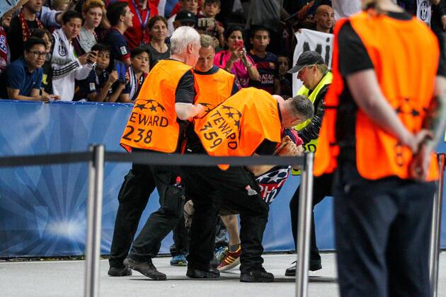 So geht man mit Fotografen um ! Ein Fotograf (Andreas Gebert, DPA) wird von Ordnern niedergerungen , Juventus Turin vs. FC Barcelona Barca Fussball, Champions League, Finale, 06.06.2015 Copyright: Kolbert xEibner-Pressefoto EP_ckt