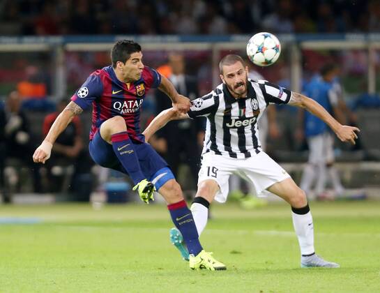 Berlin Fußball Champions League Finale Juventus Turin vs. FC Barcelona Barca v.l. Luis Suarez (Barcelona), Leonardo Bonucci (Turin)