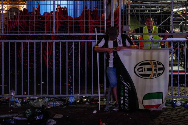 Aktuell Fußball, Champions League Finale, Public Viewing in Turin June 6, 2015 - Turin, Italy - Juventus supporters leave at the end of the Champions League final soccer match between Juventus and Barcelona in Turin s San Carlo Square. Soccer 2015 - Barcelona Win Champions League - ZUMAp133