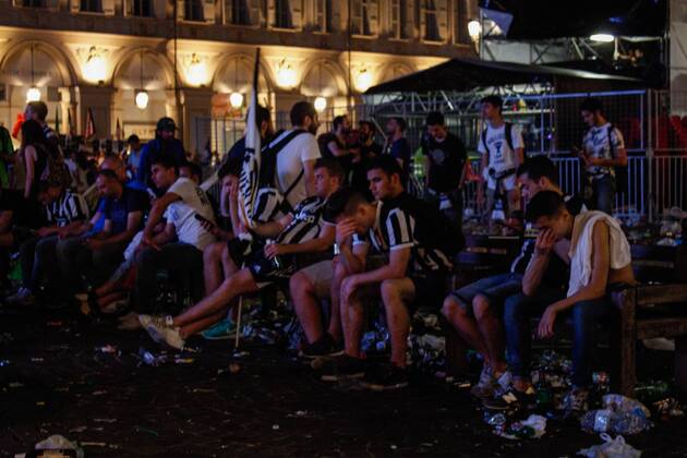 Aktuell Fußball, Champions League Finale, Public Viewing in Turin June 6, 2015 - Turin, Italy - Juventus supporters sadness leave at the end of the Champions League final soccer match between Juventus and Barcelona in Turin s San Carlo Square. Soccer 2015 - Barcelona Win Champions League - ZUMAp133
