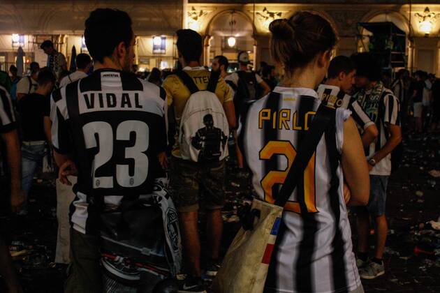 Aktuell Fußball, Champions League Finale, Public Viewing in Turin June 6, 2015 - Turin, Italy - Juventus supporters leave at the end of the Champions League final soccer match between Juventus and Barcelona in Turin s San Carlo Square. Soccer 2015 - Barcelona Win Champions League - ZUMAp133