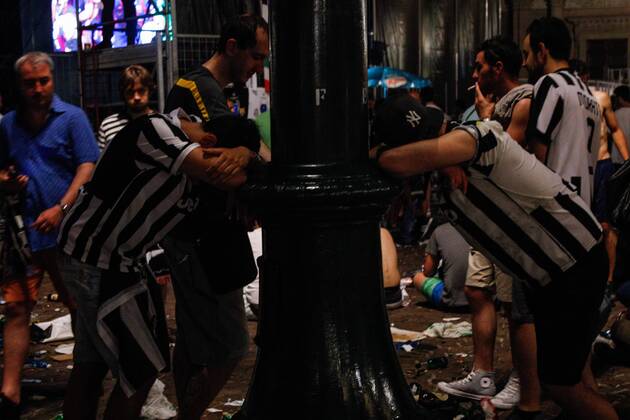 Aktuell Fußball, Champions League Finale, Public Viewing in Turin June 6, 2015 - Turin, Italy - Juventus supporters sadness leave at the end of the Champions League final soccer match between Juventus and Barcelona in Turin s San Carlo Square. Soccer 2015 - Barcelona Win Champions League - ZUMAp133
