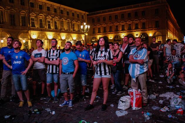 Aktuell Fußball, Champions League Finale, Public Viewing in Turin June 6, 2015 - Turin, Italy - Juventus supporters leave at the end of the Champions League final soccer match between Juventus and Barcelona in Turin s San Carlo Square. Soccer 2015 - Barcelona Win Champions League - ZUMAp133