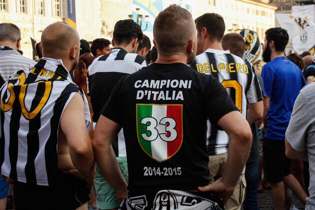 Aktuell Fußball, Champions League Finale, Public Viewing in Turin June 6, 2015 - Turin, Italy - Juventus supporters gather in Turin s San Carlo Square prior to the start of the Champions League final soccer match between Juventus and Barcelona. Soccer 2015 - Barcelona Win Champions League - ZUMAp133