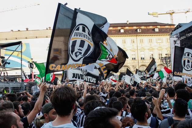 Aktuell Fußball, Champions League Finale, Public Viewing in Turin June 6, 2015 - Turin, Italy - Juventus supporters gather in Turin s San Carlo Square prior to the start of the Champions League final soccer match between Juventus and Barcelona. Soccer 2015 - Barcelona Win Champions League - ZUMAp133