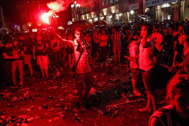 Aktuell Fußball, Champions League Finale, Public Viewing in Turin June 6, 2015 - Turin, Italy - Juventus supporters leave at the end of the Champions League final soccer match between Juventus and Barcelona in Turin s San Carlo Square. Soccer 2015 - Barcelona Win Champions League - ZUMAp133