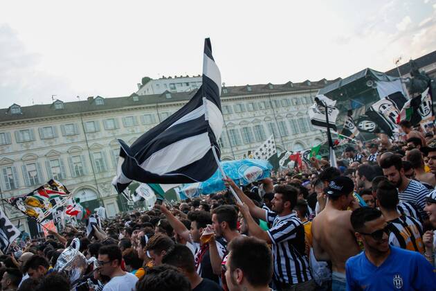 Aktuell Fußball, Champions League Finale, Public Viewing in Turin June 6, 2015 - Turin, Italy - Juventus supporters gather in Turin s San Carlo Square prior to the start of the Champions League final soccer match between Juventus and Barcelona. Soccer 2015 - Barcelona Win Champions League - ZUMAp133