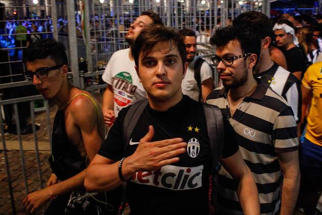Aktuell Fußball, Champions League Finale, Public Viewing in Turin June 6, 2015 - Turin, Italy - Juventus supporters leave at the end of the Champions League final soccer match between Juventus and Barcelona in Turin s San Carlo Square. Soccer 2015 - Barcelona Win Champions League - ZUMAp133
