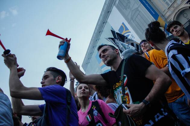 Aktuell Fußball, Champions League Finale, Public Viewing in Turin June 6, 2015 - Turin, Italy - Juventus supporters gather in Turin s San Carlo Square prior to the start of the Champions League final soccer match between Juventus and Barcelona. Soccer 2015 - Barcelona Win Champions League - ZUMAp133