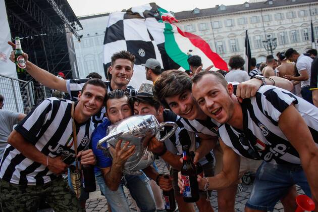 Aktuell Fußball, Champions League Finale, Public Viewing in Turin June 6, 2015 - Turin, Italy - A group of Juventus supporters gather in Turin s San Carlo Square prior to the start of the Champions League final soccer match between Juventus and Barcelona. Soccer 2015 - Barcelona Win Champions League - ZUMAp133