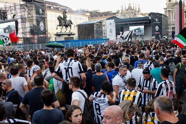 Aktuell Fußball, Champions League Finale, Public Viewing in Turin June 6, 2015 - Turin, Italy - Juventus supporters gather in Turin s San Carlo Square prior to the start of the Champions League final soccer match between Juventus and Barcelona. Soccer 2015 - Barcelona Win Champions League - ZUMAp133