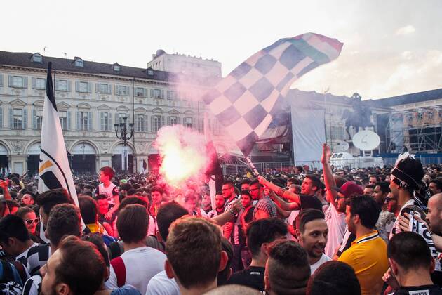 Aktuell Fußball, Champions League Finale, Public Viewing in Turin June 6, 2015 - Turin, Italy - Juventus supporters gather in Turin s San Carlo Square prior to the start of the Champions League final soccer match between Juventus and Barcelona. Soccer 2015 - Barcelona Win Champions League - ZUMAp133