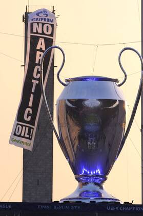 Greenpeace Akitivisten prostestieren gegen die Foerderung von Erdoel in der Arktis-im Vordergrund der Pokal,Pott,Cup,Trophy. Fussball Champions League Finale 2015 Juventus Turin FC Barcelona Barca 1-3. Saison2014 15, am 06.06.2015,O LY M P I A S T A D I O N B E R L I N.
