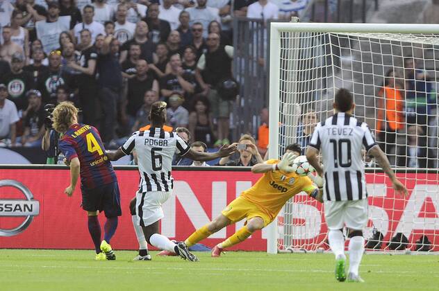 Tor zum 0-1 durch Ivan RAKITIC FC Barcelona Barca li),Aktion,Torschuss gegen Paul Pogba (Juventus Turin) und Gianluigi BUFFON Fussball Champions League Finale 2015 Juventus Turin-FC Barcelona 1-3. Saison2014 15, am 06.06.2015,O LY M P I A S T A D I O N B E R L I N.
