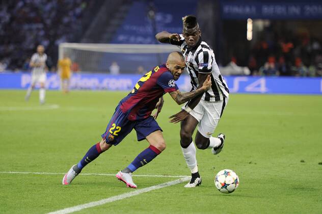 v.li:Dani (Daniel) ALVES FC Barcelona Barca ,Aktion,Zweikampf gegen Paul Pogba (Juventus Turin). Fussball Champions League Finale 2015 Juventus Turin-FC Barcelona 1-3. Saison2014 15, am 06.06.2015,O LY M P I A S T A D I O N B E R L I N.